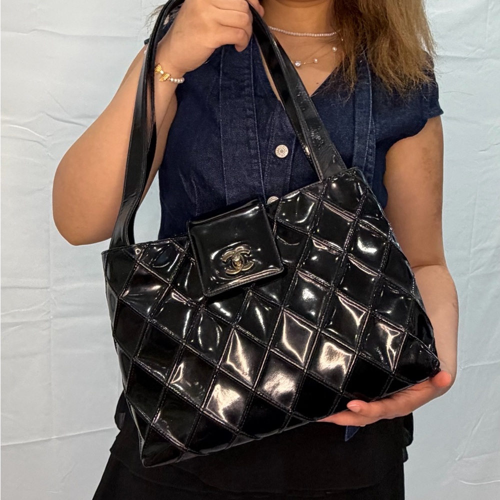 CHANEL Vintage Kelly Tote Turn Lock Shoulder Bag - Picture 4 of 17